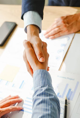 immagine businessmen che stringono mano 